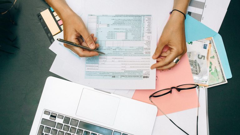 Comptabilisation des frais de gestion : comptes et TVA